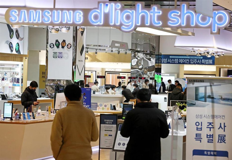 07 January 2022, South Korea, Seoul: People walk inside Samsung D'light Shop at the headquarters of Samsung Electronics Co. in Seoul. Samsung Electronics expects that its fourth-quarter operating profit will rise about 52.49 per cent from last year, ref