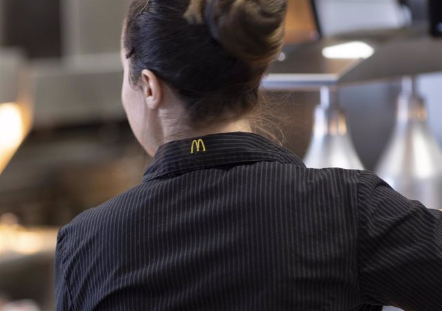 Archivo - Trabajadora de McDonald's