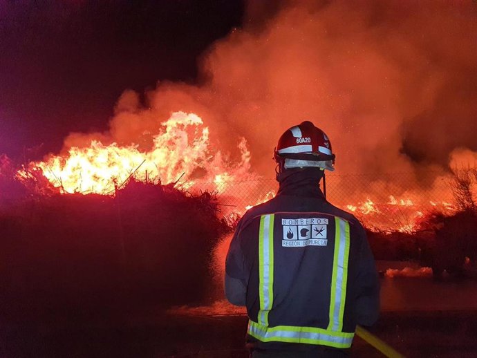 Un bomberos en la zona donde se declaró el incendio