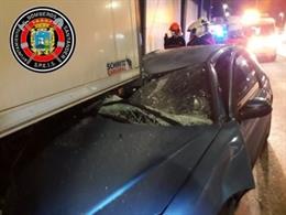 Accidente en la S-10 de Santander, donde un coche choca con la parte trasera de un camión