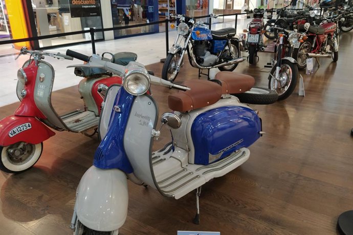 Exposición de motos clásicas y antiguas en Vallsur