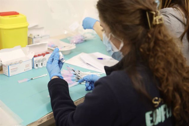 Una enfermera prepara una vacuna contra el Covid-19, en el Hospital Infanta Sofía, a 30 de diciembre de 2021, en San Sebastián de los Reyes, Madrid, (España).  