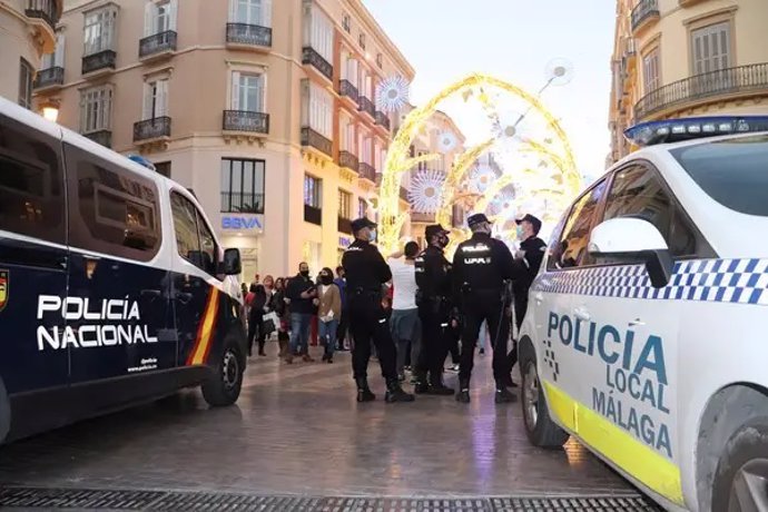 Agentes de la Policía Nacional y Policía Local de Málaga en un operativo