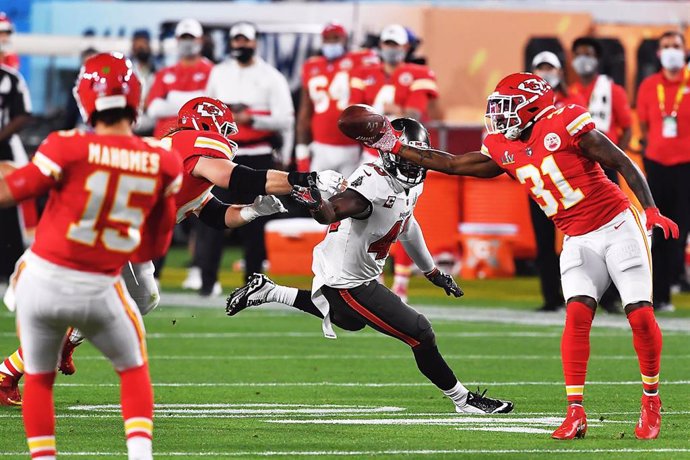 Archivo - 07 February 2021, US, Tampa: Kansas City Chiefs and Tampa Bay Buccaneers battle for the ball during the NFL Super Bowl 2021 football match between Tampa Bay Buccaneers and Kansas City Chiefs at Raymond James Stadium. Photo: Travis Heying/TNS v