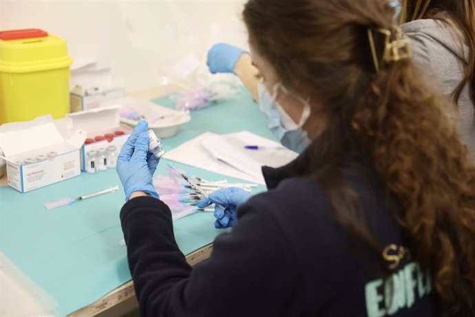 Una enfermera prepara una vacuna contra el Covid-19, en el Hospital Infanta Sofía, a 30 de diciembre de 2021, en San Sebastián de los Reyes, Madrid, (España). La Comunidad de Madrid permite desde hoy inocular la vacuna contra el COVID-19 a los adultos d