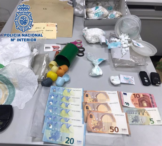 La Policía Nacional y la Policía Local de Sant Feliu de Guíxols (Girona) detienen a tres personas e incautan 800 dosis de cocaína listas para vender en fiestas de Nochevieja.