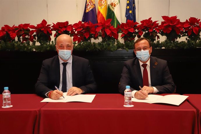El presidente de la Diputación de Córdoba, Antonio Ruiz (izda.), y el resposable de Epremasa, Francisco Palomares, en la firma de los convenios.
