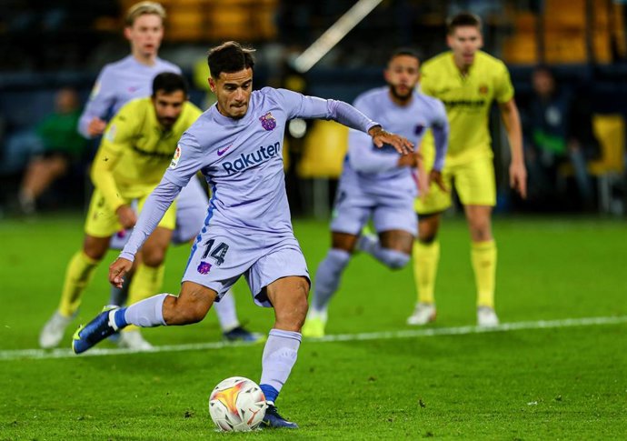 Archivo - Philippe Coutinho of FC Barcelona scores a penalty goal during the Santander League match between Villareal CF and FC Barcelona at the Ceramica Stadium on November 27, 2021, in Valencia, Spain.
