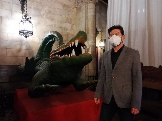 El regidor de Participación y Gobierno Interior, Alberto Jarabo, en el vestíbulo de Cort junto al 'drac de na Coca', un símbolo de las fiestas de Palma.