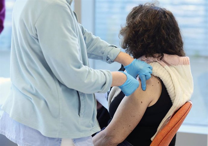 Una persona recibe una vacuna contra el Covid-19, en el Hospital Infanta Sofía, a 30 de diciembre de 2021, en San Sebastián de los Reyes, Madrid, (España). 