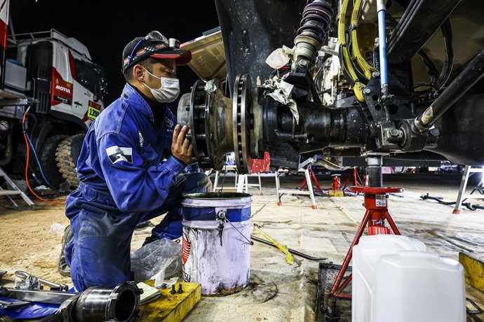 Hino Mechanic during the Stage 5 of the Dakar Rally 2022 around Riyadh, on January 6th 2022 in Riyadh, Saudi Arabia - Photo Julien Delfosse / DPPI
