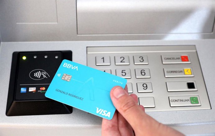 Archivo - Nueva tarjeta Aqua de BBVA.