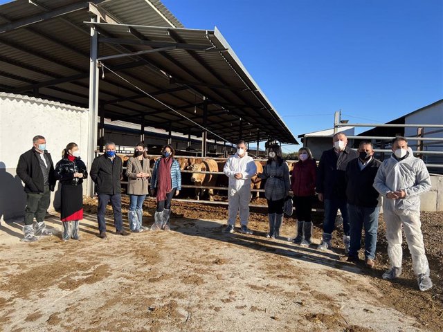 Los responsables del PP visitan una granja en Lorca