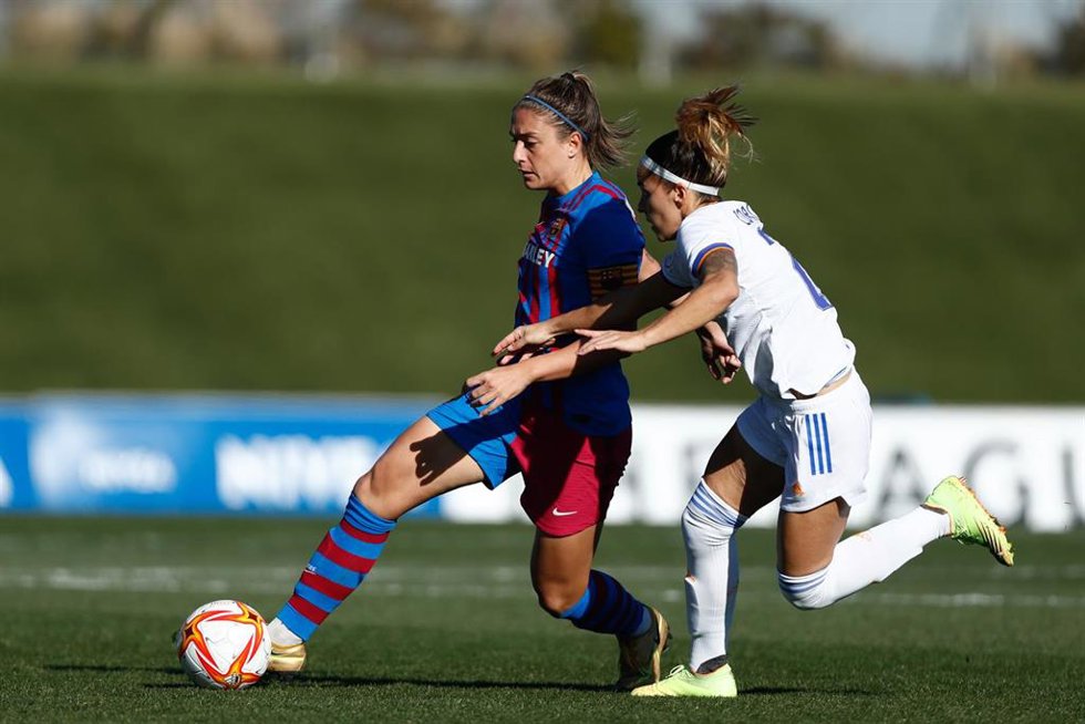 La jugadora del FC Barcelona Alexia Putellas conduce el balón junto a la jugadora del Real Madrid Claudia Zornoza en un partido de la Primera Iberdrola.