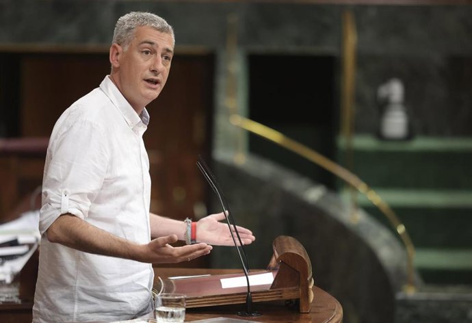 Archivo - El diputado de EH Bildu, Oskar Matute, interviene en una sesión de control al Gobierno en el Congreso de los Diputados, a 23 de junio de 2021