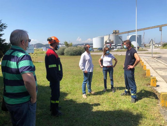 Lo diputados de IU de Asturias, Ángela Vallina y Ovidio Zapico, con representantes del personal de Alu Ibérica, antigua Alcoa