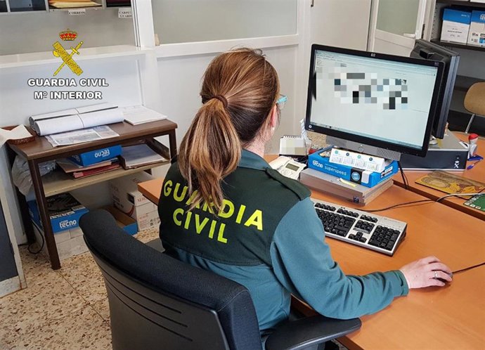 Una agente de la Guardia Civil durante la investigación