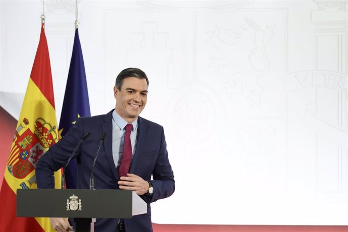 El presidente del Gobierno, Pedro Sánchez, presenta el informe de rendición de cuentas del Gobierno de España correspondiente a 2021, Cumpliendo, en La Moncloa, a 29 de diciembre de 2021, en Madrid, (España). 