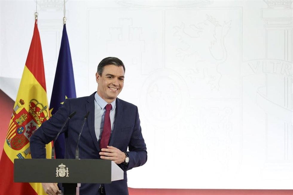 El presidente del Gobierno, Pedro Sánchez, presenta el informe de rendición de cuentas del Gobierno de España correspondiente a 2021, Cumpliendo, en La Moncloa, a 29 de diciembre de 2021, en Madrid, (España).