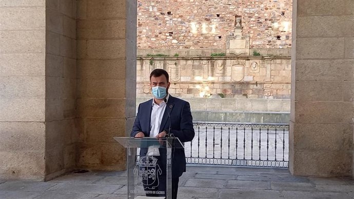 El alcalde de Cáceres, Luis Salaya, en una rueda de prensa balance del año 2021