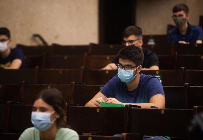 Archivo - Estudiantes universitarios (archivo)