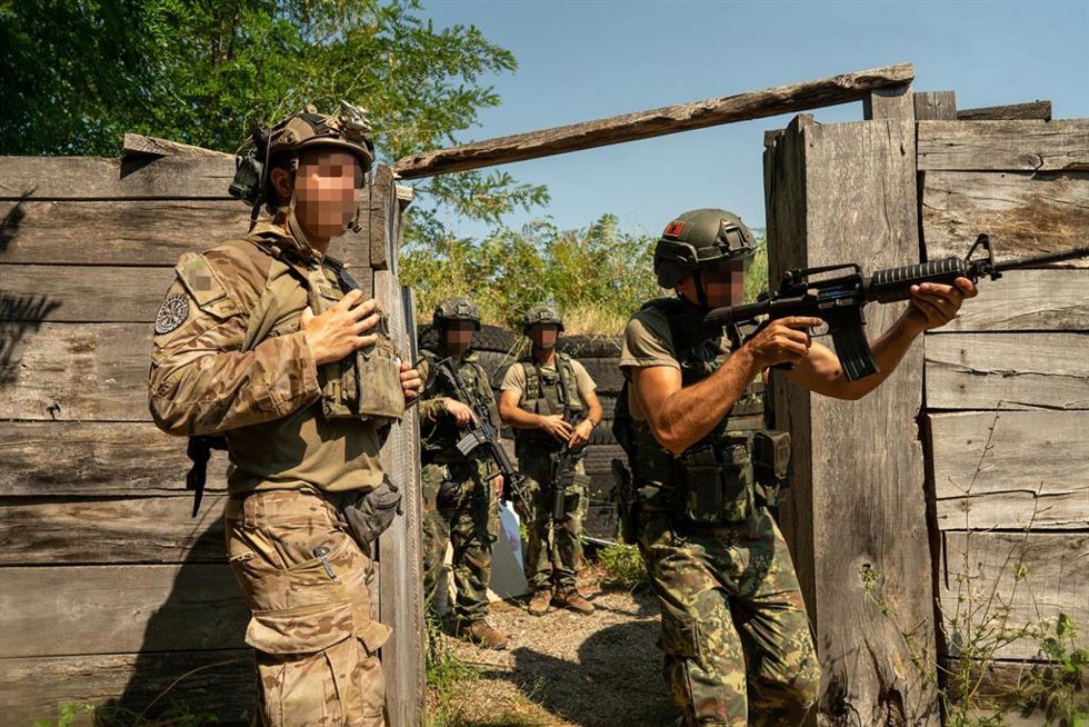Miliares estadounidenses entrenan con fuerzas especiales albanesas