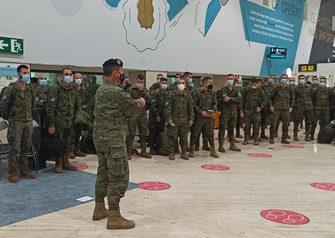El general jefe de la BRI X, Ignacio Olazábal Elorz, despide a los efectivos que parten a Letonia.