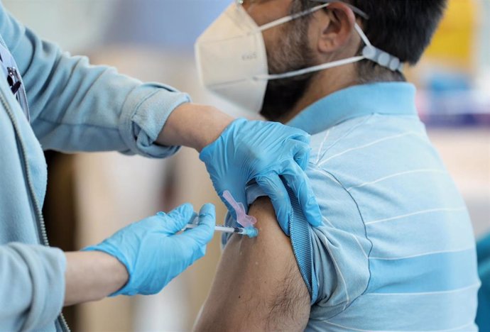 Una persona recibe una vacuna contra el Covid-19