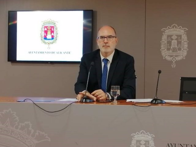 Archivo - Alicante.- Ayuntamiento amplía el contrato con Proyecto Lázaro para gestión de recogida de ropa usada hasta fin de año