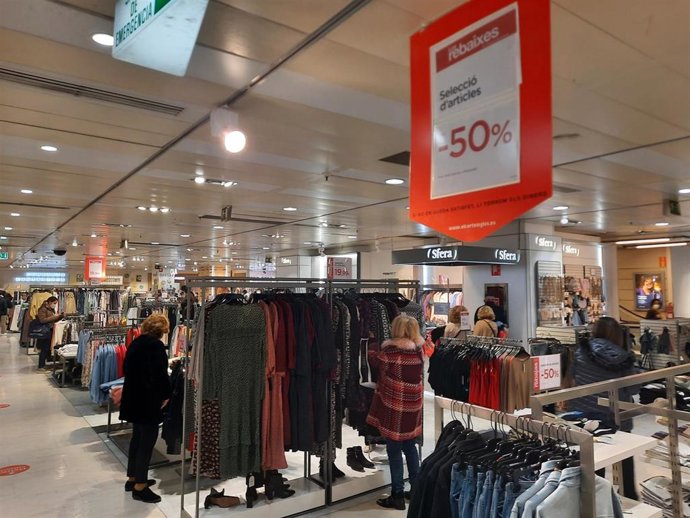 Comienzan las rebajas en las grandes superficies de las Islas.