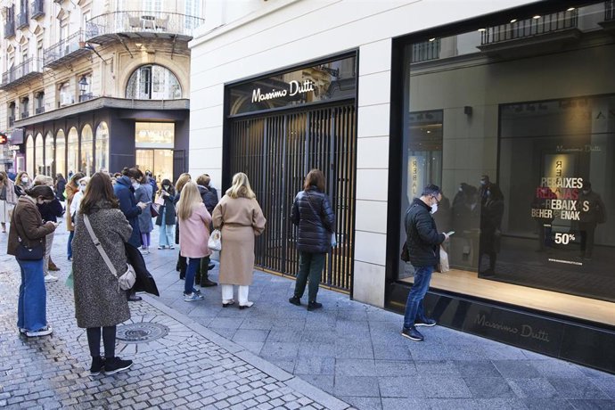 Muchas personas esperan la apertura de los negocios durante el primer día de las rebajas, a 7 de enero de 2022 en Sevilla (Andalucía, España)
