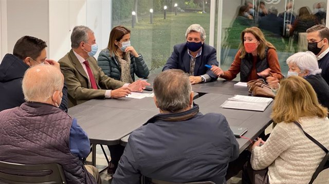 El candidato del PP a la Alcaldía de Sevilla, José Luis Sanz, reunido con representantes de la asociación de vecinos Las Padreras, de Santa Clara.