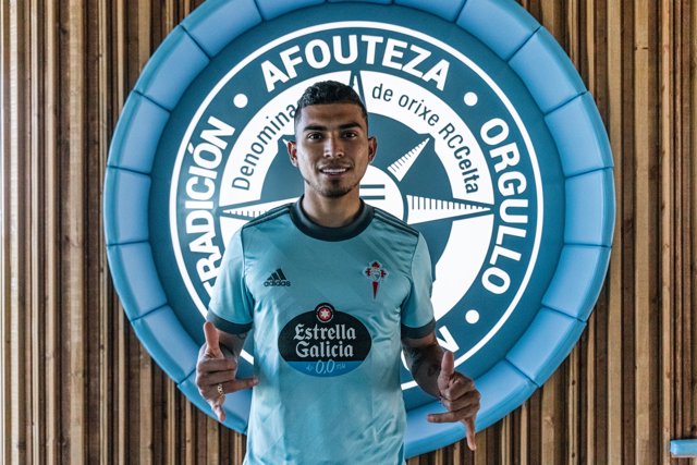 El mexicano Orbelín Pineda posa con la camiseta del Celta
