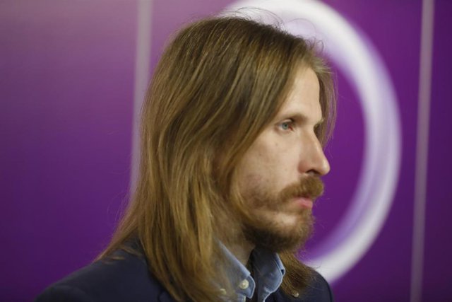 Archivo - El coordinador general de Podemos en Castilla y León, Pablo Fernández, ofrece una rueda de prensa, a 25 de octubre de 2021, en Madrid, (España).