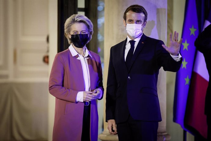 HANDOUT - 06 January 2022, France, Paris: French President Emmanuel Macron (R) welcomes European Commission President Ursula von der Leyen pose ahead of a meeting with members of the European commission at the Elysee Palace. Photo: Thomas Padilla/Europe
