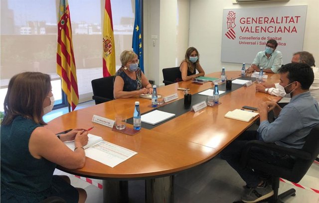Archivo - La consellera de Sanidad, Ana Barceló, y el conseller de Educación, Vicent Marzà, en una reunión preparatoria del proceso de vacunación de cara al inicio del próximo curso escolar.