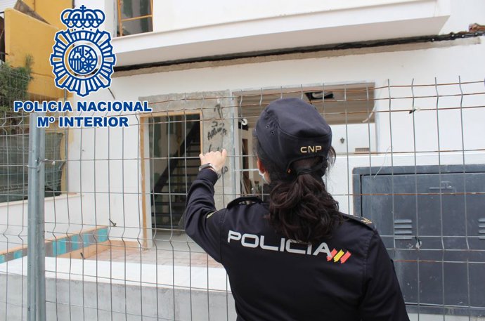 Agente de Policía Nacional en una obra, en imagen de archivo