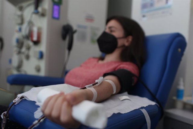Archivo - Una mujer dona sangre en el Centro de Transfusión de la Comunidad de Madrid