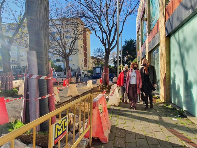 El alcalde de Sevilla, Antonio Muñoz, ha visitado Alcosa con la delegada del distrito, Adela Castaño.