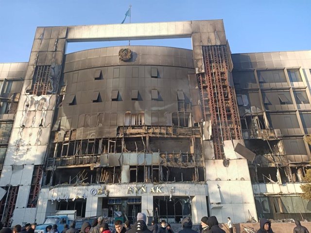 Un edificio oficial asaltado durante las protestas en Kazajistán