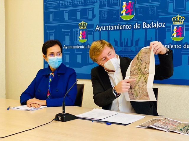 El alcalde de Badajoz, Ignacio Gragera, y la primera teniente de alcalde, María José Solana, en la presentación de la convocatoria orientada a la renaturalización de ciudades