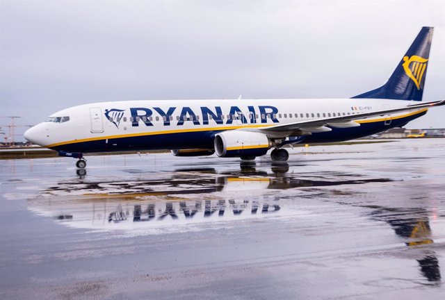 Archivo - Un avión de Ryanair en el aeropuerto de Frakfurt, en Alemania.
