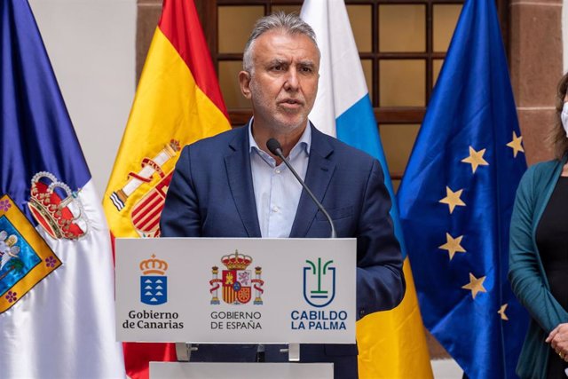 Archivo - El presidente del Gobierno de Canarias, Ángel Víctor Torres, durante una rueda de prensa a 19 de noviembre de 2021, en La Palma
