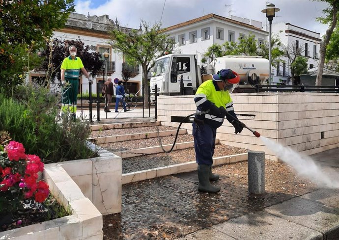 Operarios de la empresa de limpieza de Carmona.