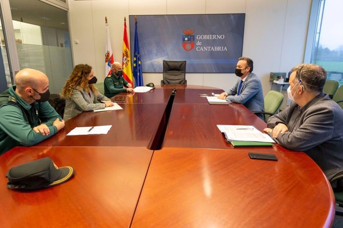 Reunión entre el consejero de Medio Ambiente, la delegada del Gobierno en Cantabria y representantes de la Guardia Civil.