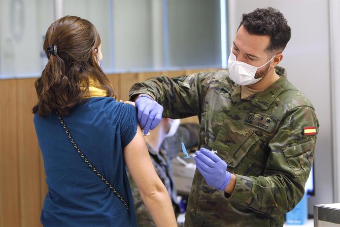 Un militar de las Fuerzas Armadas vacuna a una mujer tras incorporarse a los equipos de vacunación del IB-Salud de Baleares.