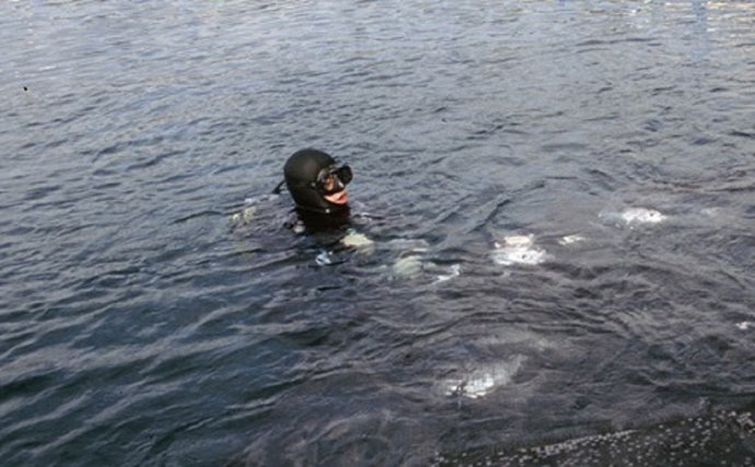 Profesional del marisqueo en inmersión en Andalucía.