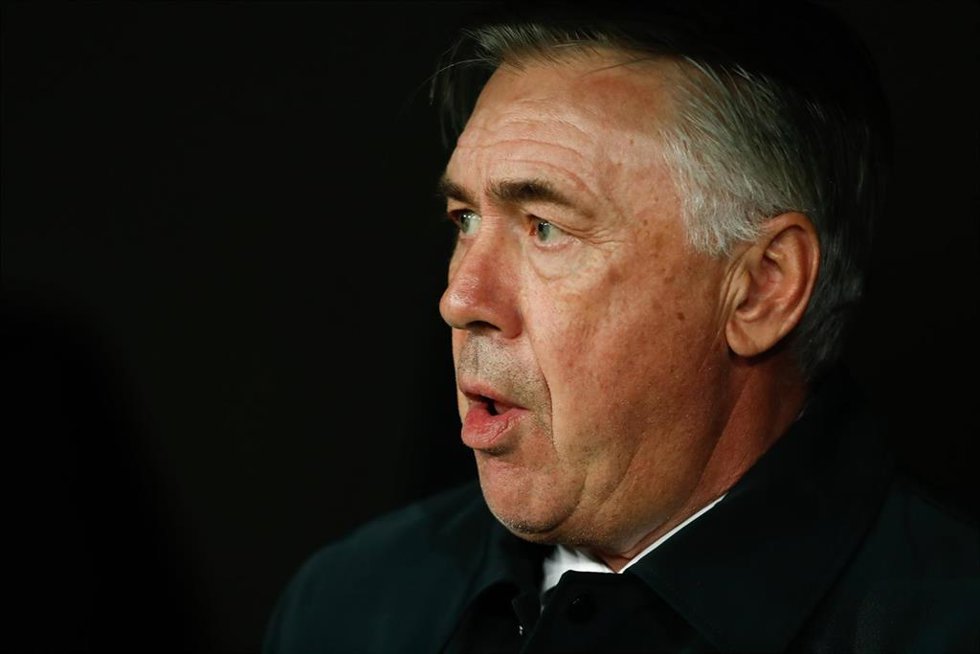 Carlo Ancelotti sentado en el banquillo durante un partido del Real Madrid