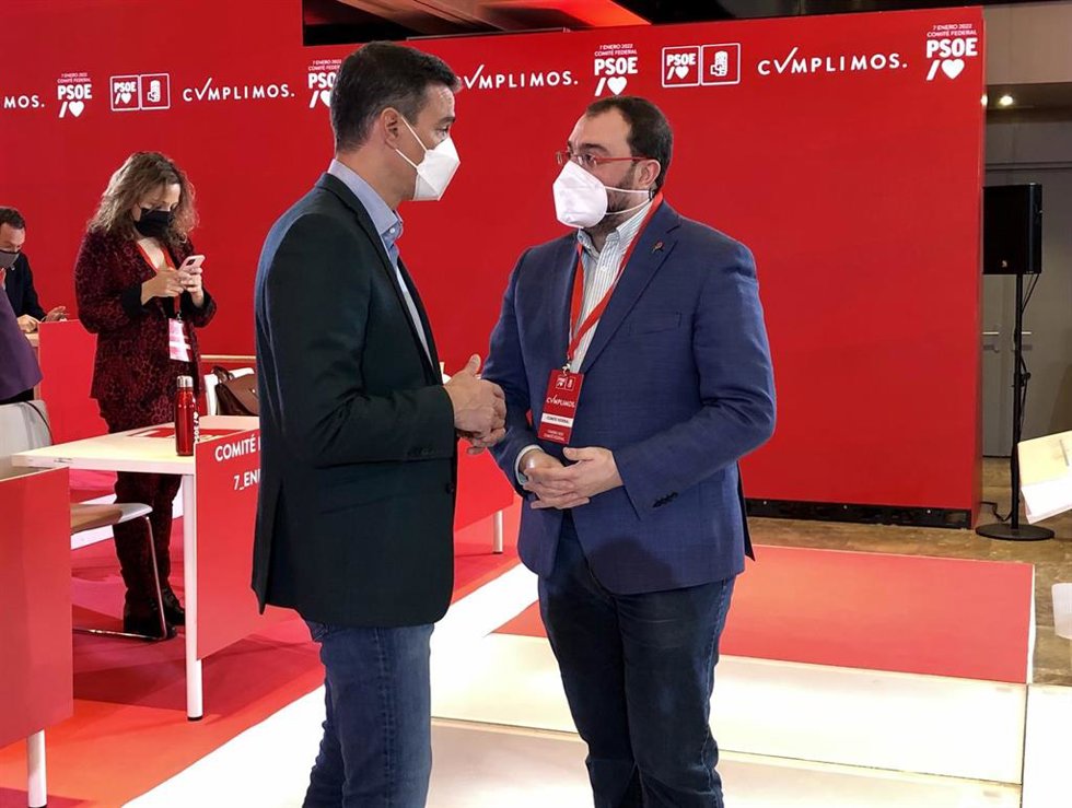 El presidente del Principado, Adrián Barbón, conversa con el Presidente del Gobierno, Pedro Sánchez, en el Comité Federal de este viernes en Madrid.