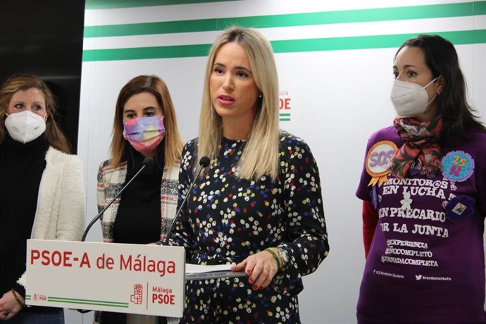 Patricia Alba, secretaria de Educación del PSOE de Málaga en rueda de prensa